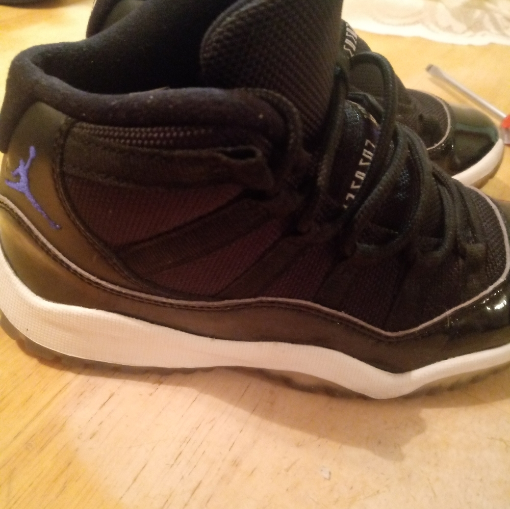 Pre ownedAIR JORDAN

JORDAN 11 size 13c